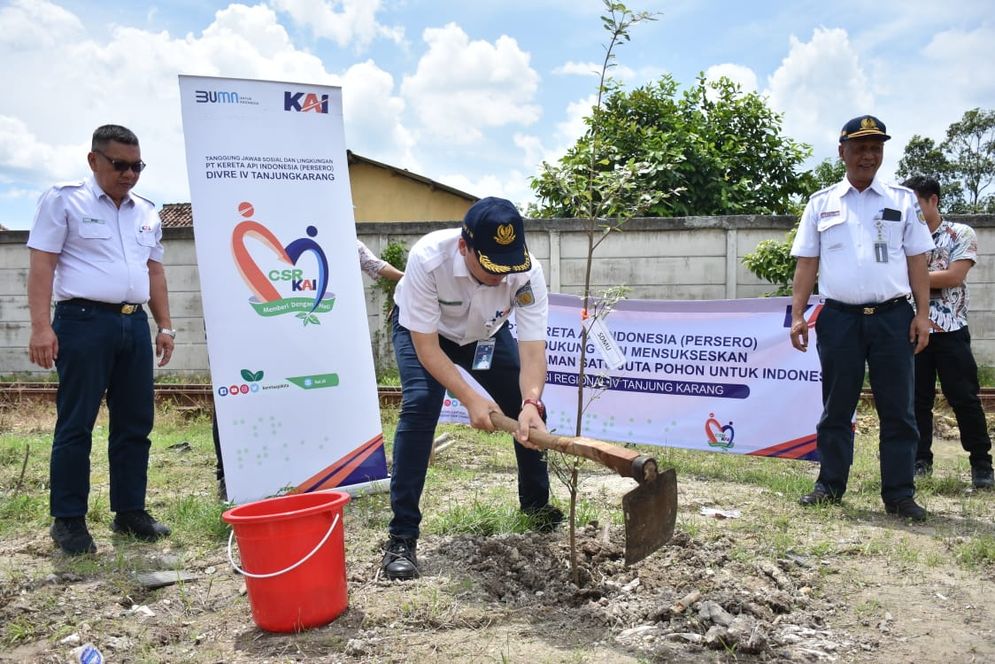 Khusus di wilayah Operasional Divre IV Tanjungkarang, aksi penghijauan ruang publik ini secara seremonial dilaksanakan di Stasiun Rejosari tepatnya di Rejosari Farm, Selasa (10/1/2023).