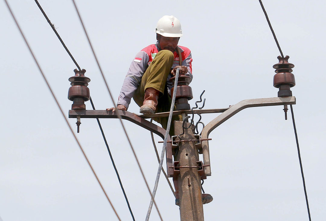 Nampak petugas tengah melakukan perawatan jaringan kabel PLN. Menteri Keuangan Sri Mulyani Indrawati mengungkapkan, sebanyak Rp 133,3 triliun uang negara diberikan kepada PT PLN (Persero) di sepanjang 2022. Uang itu digunakan untuk subsidi lisrik hingga penyambungan listrik. Foto : Panji Asmoro/TrenAsia

