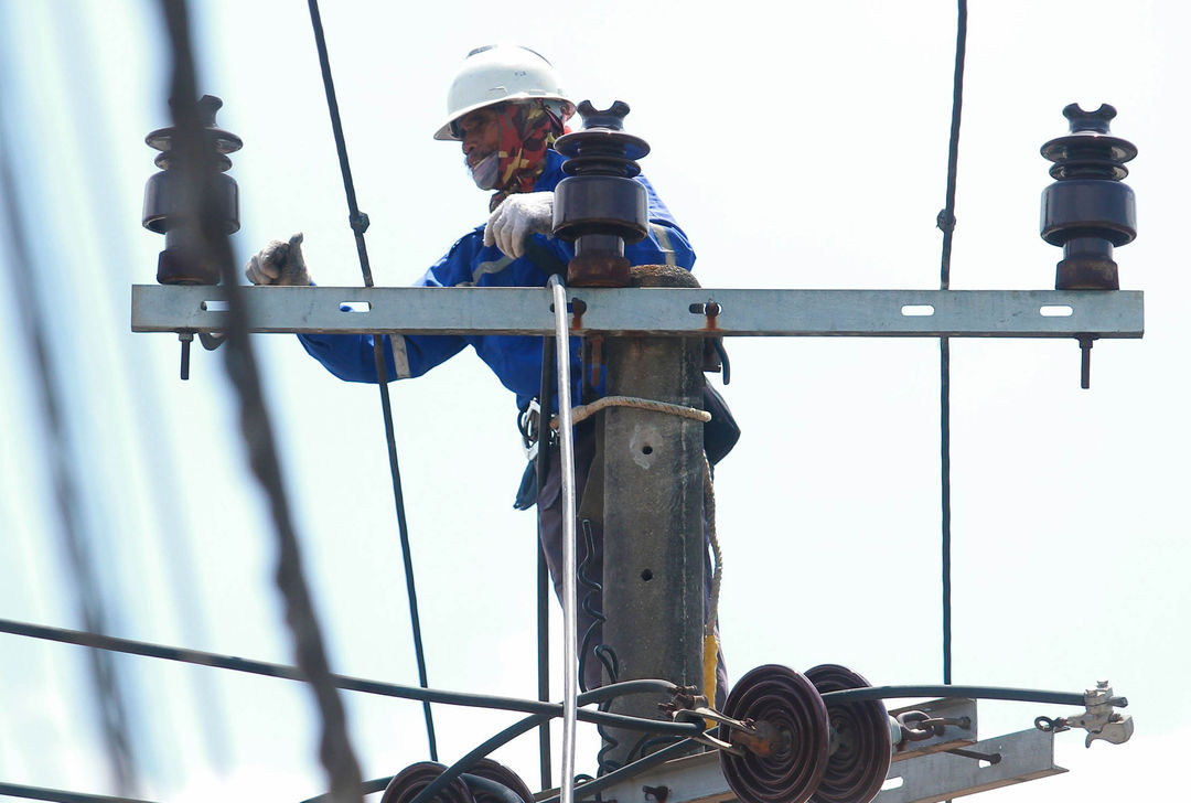 Nampak petugas tengah melakukan perawatan jaringan kabel PLN. Menteri Keuangan Sri Mulyani Indrawati mengungkapkan, sebanyak Rp 133,3 triliun uang negara diberikan kepada PT PLN (Persero) di sepanjang 2022. Uang itu digunakan untuk subsidi lisrik hingga penyambungan listrik. Foto : Panji Asmoro/TrenAsia

