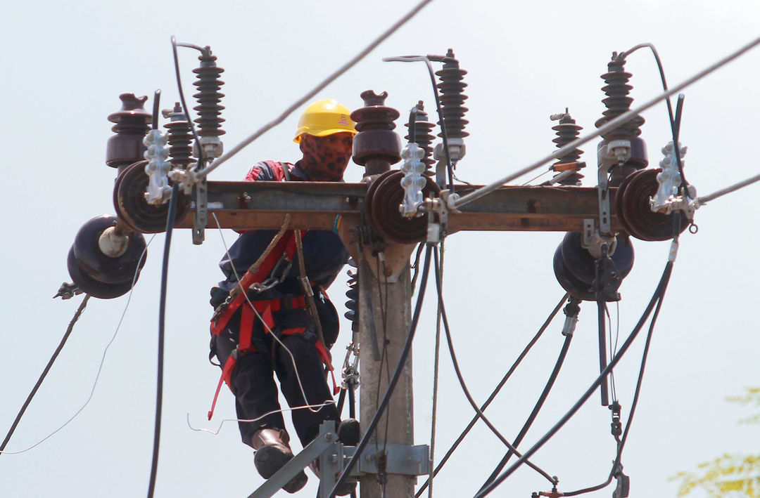 Nampak petugas tengah melakukan perawatan jaringan kabel PLN. Menteri Keuangan Sri Mulyani Indrawati mengungkapkan, sebanyak Rp 133,3 triliun uang negara diberikan kepada PT PLN (Persero) di sepanjang 2022. Uang itu digunakan untuk subsidi lisrik hingga penyambungan listrik. Foto : Panji Asmoro/TrenAsia

