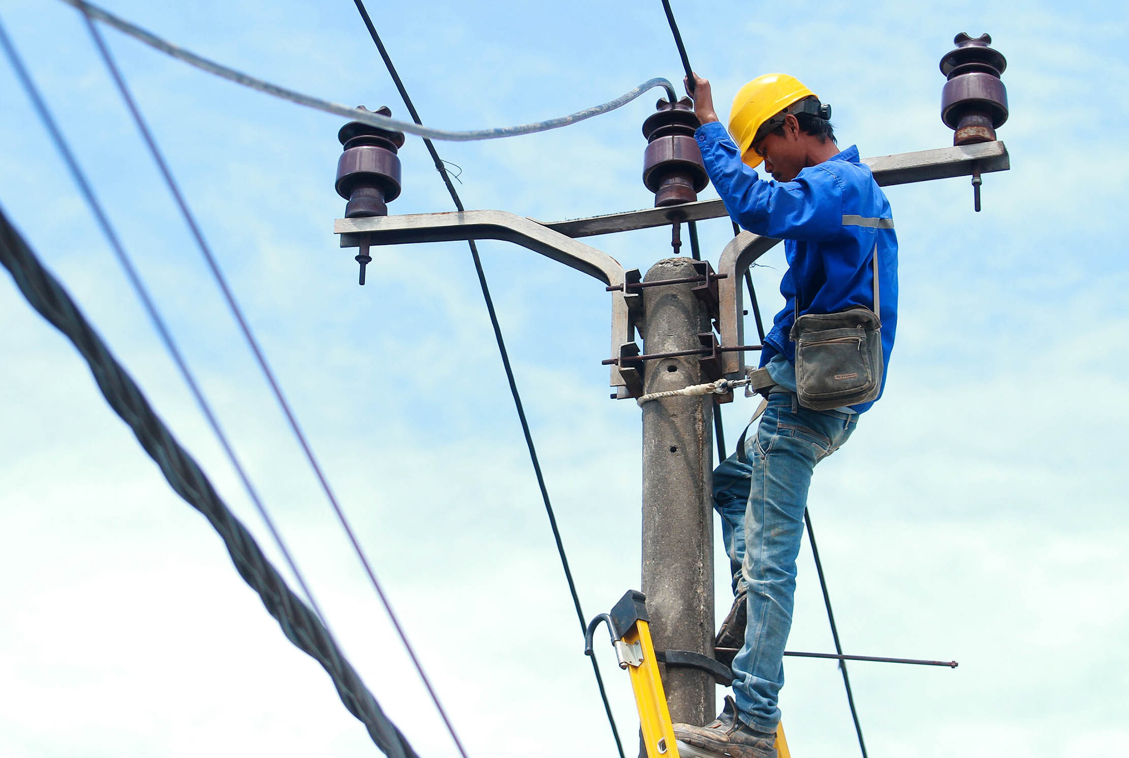 Nampak petugas tengah melakukan perawatan jaringan kabel PLN. Menteri Keuangan Sri Mulyani Indrawati mengungkapkan, sebanyak Rp 133,3 triliun uang negara diberikan kepada PT PLN (Persero) di sepanjang 2022. Uang itu digunakan untuk subsidi lisrik hingga penyambungan listrik. Foto : Panji Asmoro/TrenAsia

