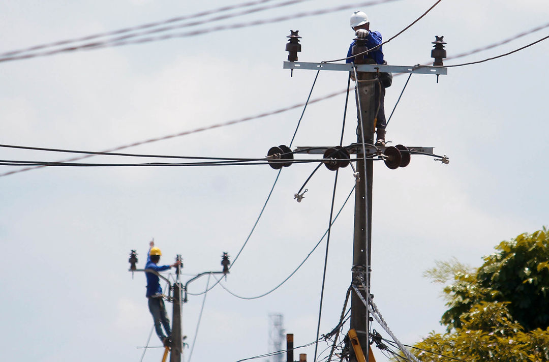 Nampak petugas tengah melakukan perawatan jaringan kabel PLN. Menteri Keuangan Sri Mulyani Indrawati mengungkapkan, sebanyak Rp 133,3 triliun uang negara diberikan kepada PT PLN (Persero) di sepanjang 2022. Uang itu digunakan untuk subsidi lisrik hingga penyambungan listrik. Foto : Panji Asmoro/TrenAsia

