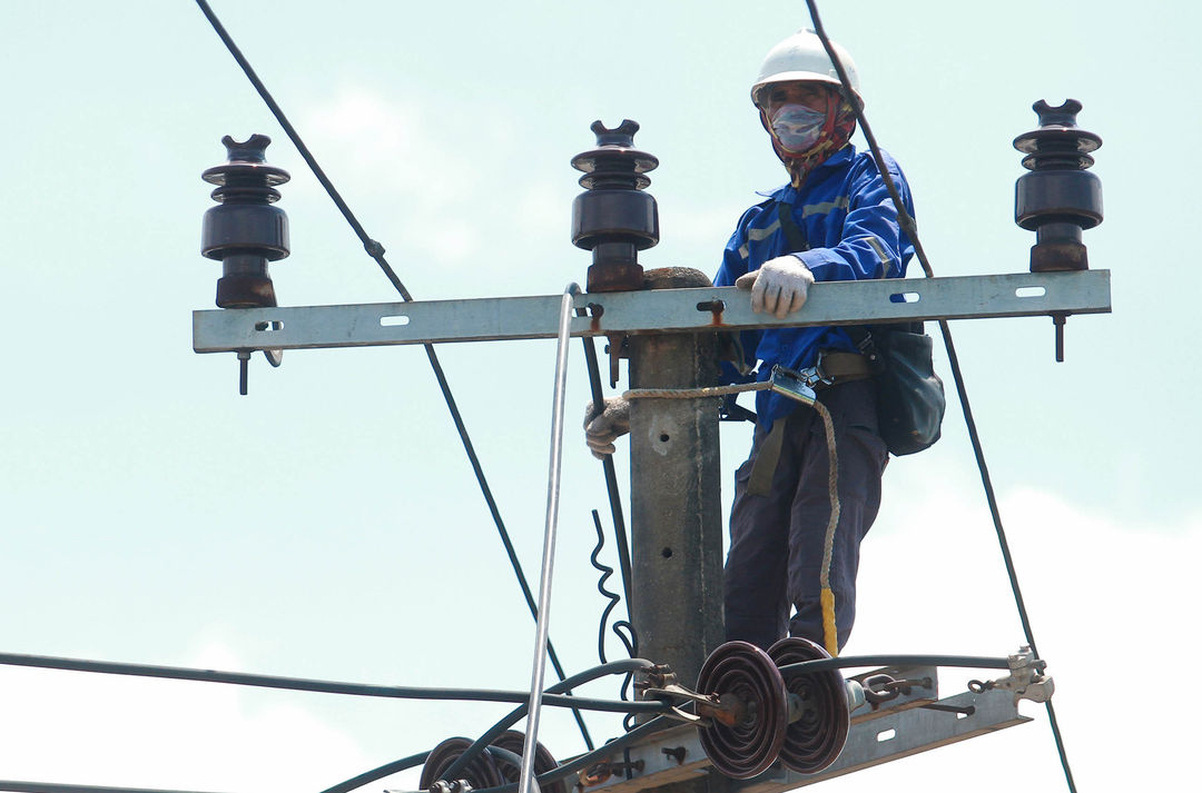 Nampak petugas tengah melakukan perawatan jaringan kabel PLN. Menteri Keuangan Sri Mulyani Indrawati mengungkapkan, sebanyak Rp 133,3 triliun uang negara diberikan kepada PT PLN (Persero) di sepanjang 2022. Uang itu digunakan untuk subsidi lisrik hingga penyambungan listrik. Foto : Panji Asmoro/TrenAsia

