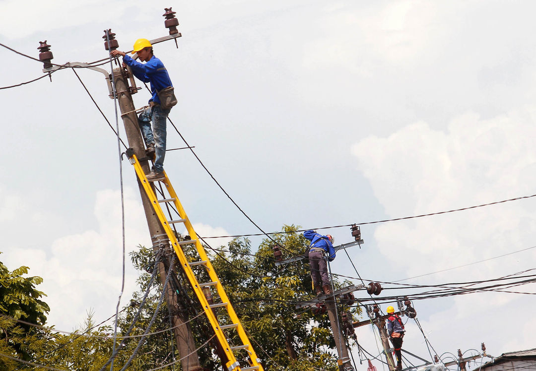 Nampak petugas tengah melakukan perawatan jaringan kabel PLN. Menteri Keuangan Sri Mulyani Indrawati mengungkapkan, sebanyak Rp 133,3 triliun uang negara diberikan kepada PT PLN (Persero) di sepanjang 2022. Uang itu digunakan untuk subsidi lisrik hingga penyambungan listrik. Foto : Panji Asmoro/TrenAsia

