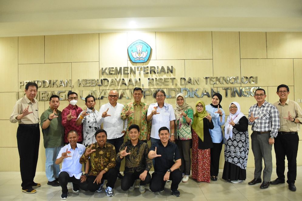 DPP Apindo Lampung, Coca-Cola Europacific Partners Indonesia bersama IIB Darmajaya melakukan kunjungan ke Lembaga Layanan Pendidikan Tinggi (LLDikti) Wilayah II Palembang.