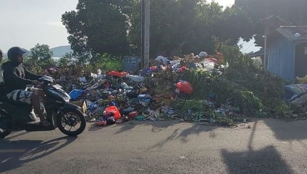 Warga Kota Larantuka Dihantui Sampah Beraroma Busuk