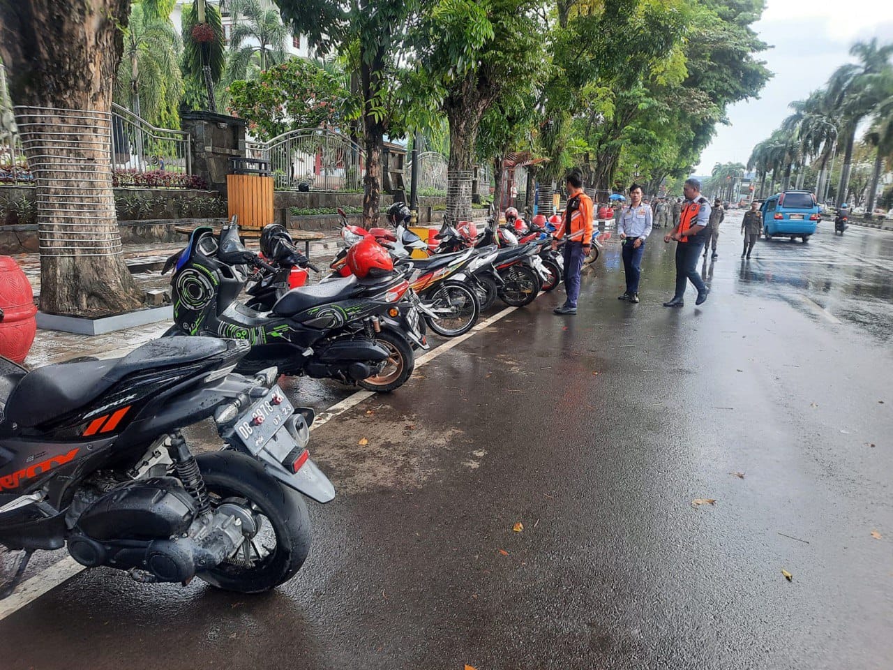 Dishub dan Satpol PP Kota Bitung melakukan pengembosan ban kendaraan di hari tanpa kendaraan bermotor. (Foto:Istimewa)