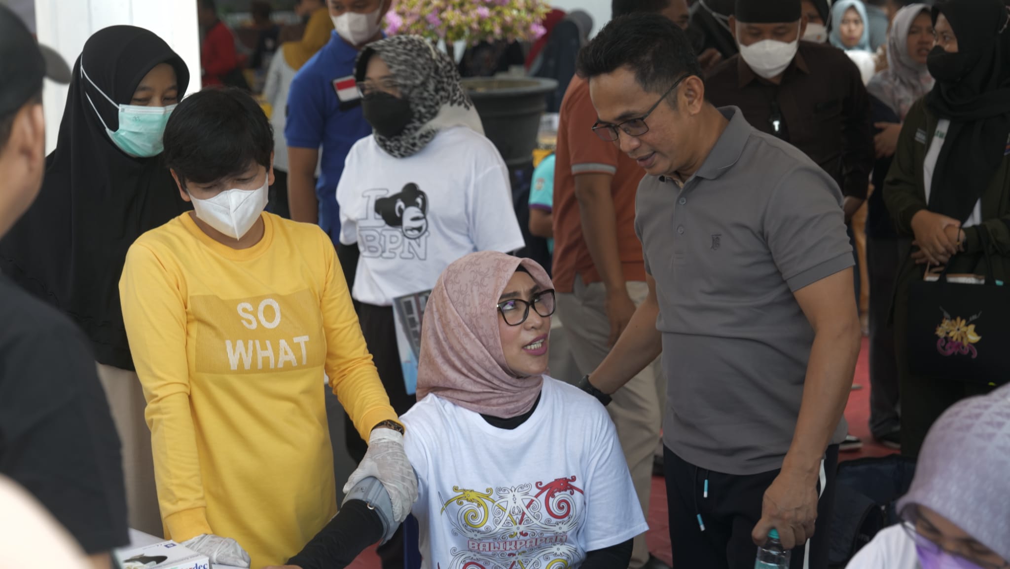 Wali Kota Rahmad Mas'ud bersama isteri mengikuti pemeriksaan kesehatan dalam acara Germas, Jumat (13/1/2023)