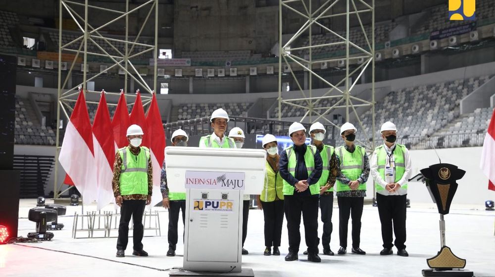 Presiden Joko Widodo melakukan penutupan atap atau topping off Indoor Multifunction Stadium (IMS) yang berada Kawasan Gelora Bung Karno (GBK), Jakarta, pada Jumat, 13 Januari 2023.