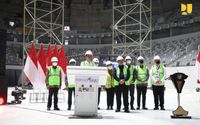 Presiden Joko Widodo melakukan penutupan atap atau topping off Indoor Multifunction Stadium (IMS) yang berada Kawasan Gelora Bung Karno (GBK), Jakarta, pada Jumat, 13 Januari 2023.