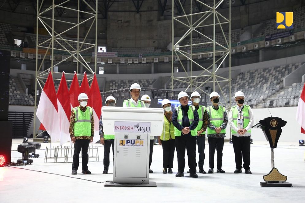 Presiden Joko Widodo saat melakukan penutupan atap atau topping off Indoor Multifunction Stadium (IMS) yang berada Kawasan Gelora Bung Karno (GBK), Jakarta, pada Jumat, 13 Januari 2023.