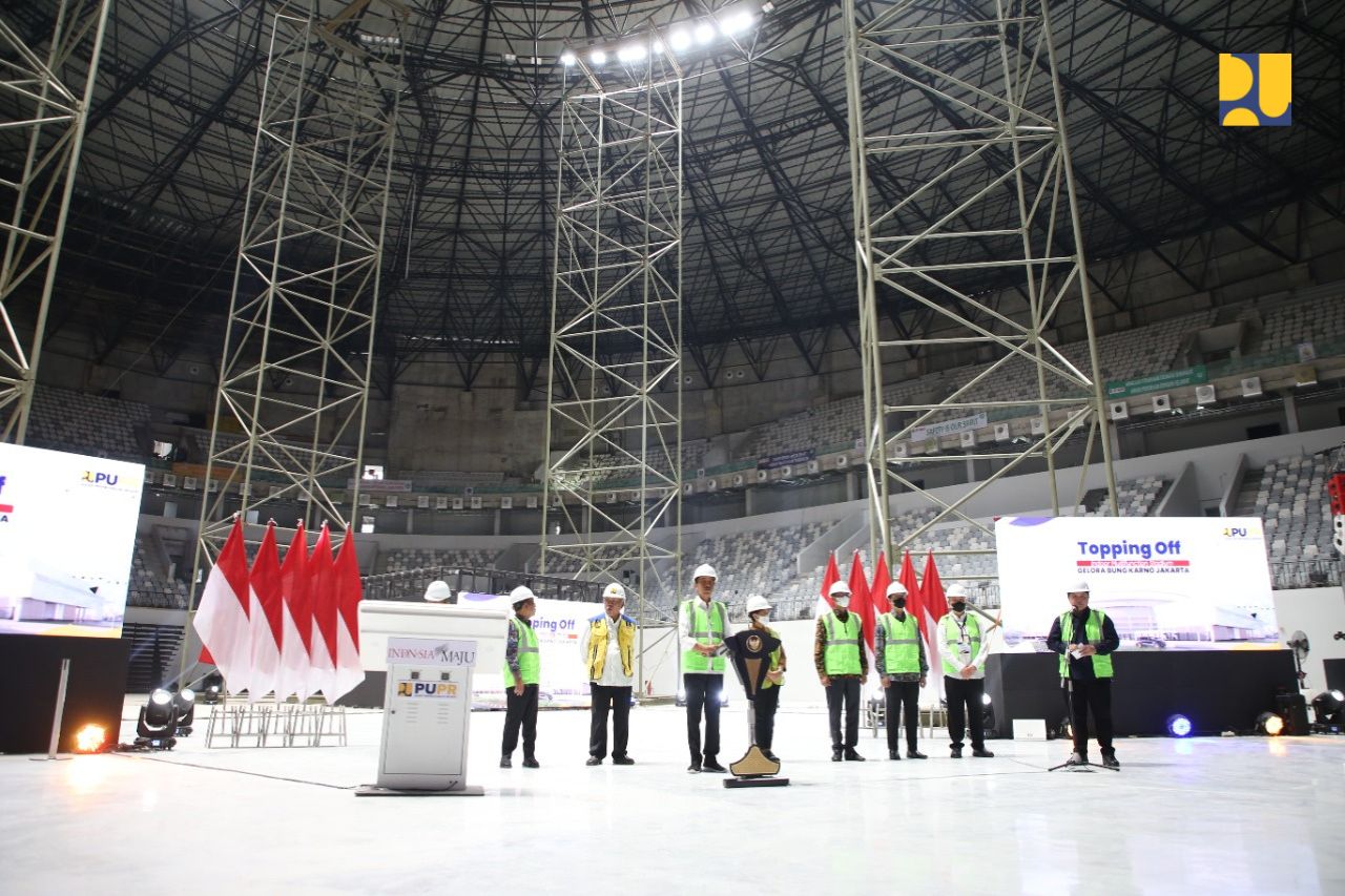 Presiden Joko Widodo melakukan penutupan atap atau topping off Indoor Multifunction Stadium (IMS) yang berada Kawasan Gelora Bung Karno (GBK), Jakarta, pada Jumat, 13 Januari 2023.