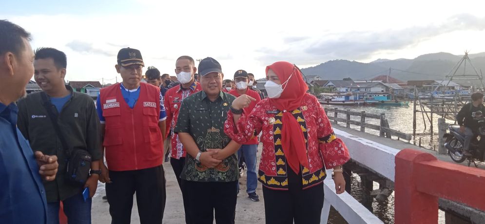 Jembatan penyebrangan Pulau Pasaran tahap pertama yang panjangnya 150 meter dengan lebar 3 meter telah selesai dibangun dari daratan Kota Karang.