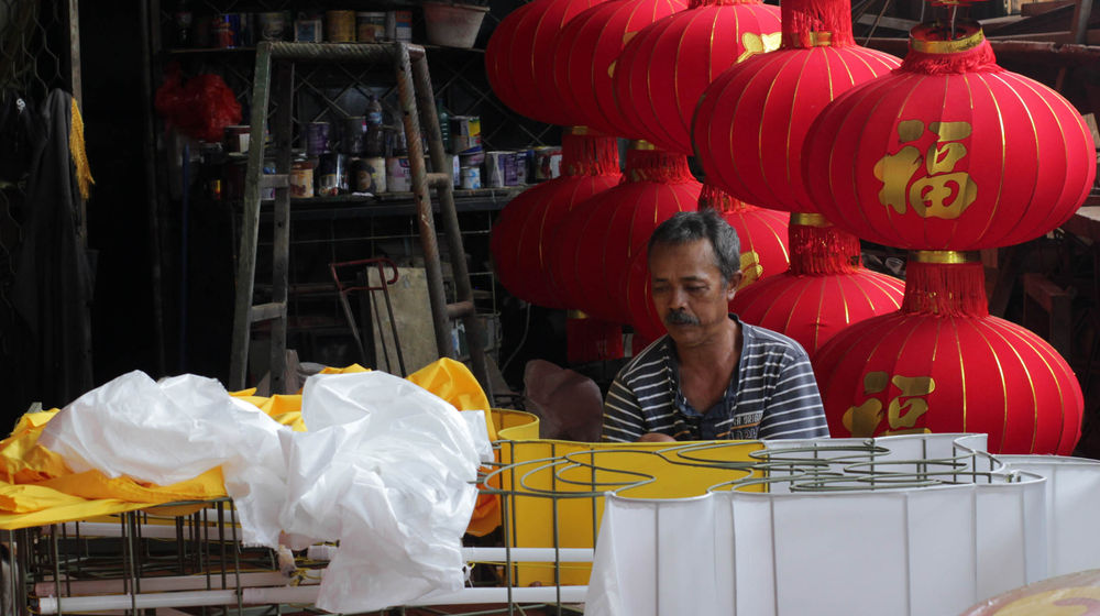 Perajin Lampion Cuan Jelang Imlek - Panji 3.jpg