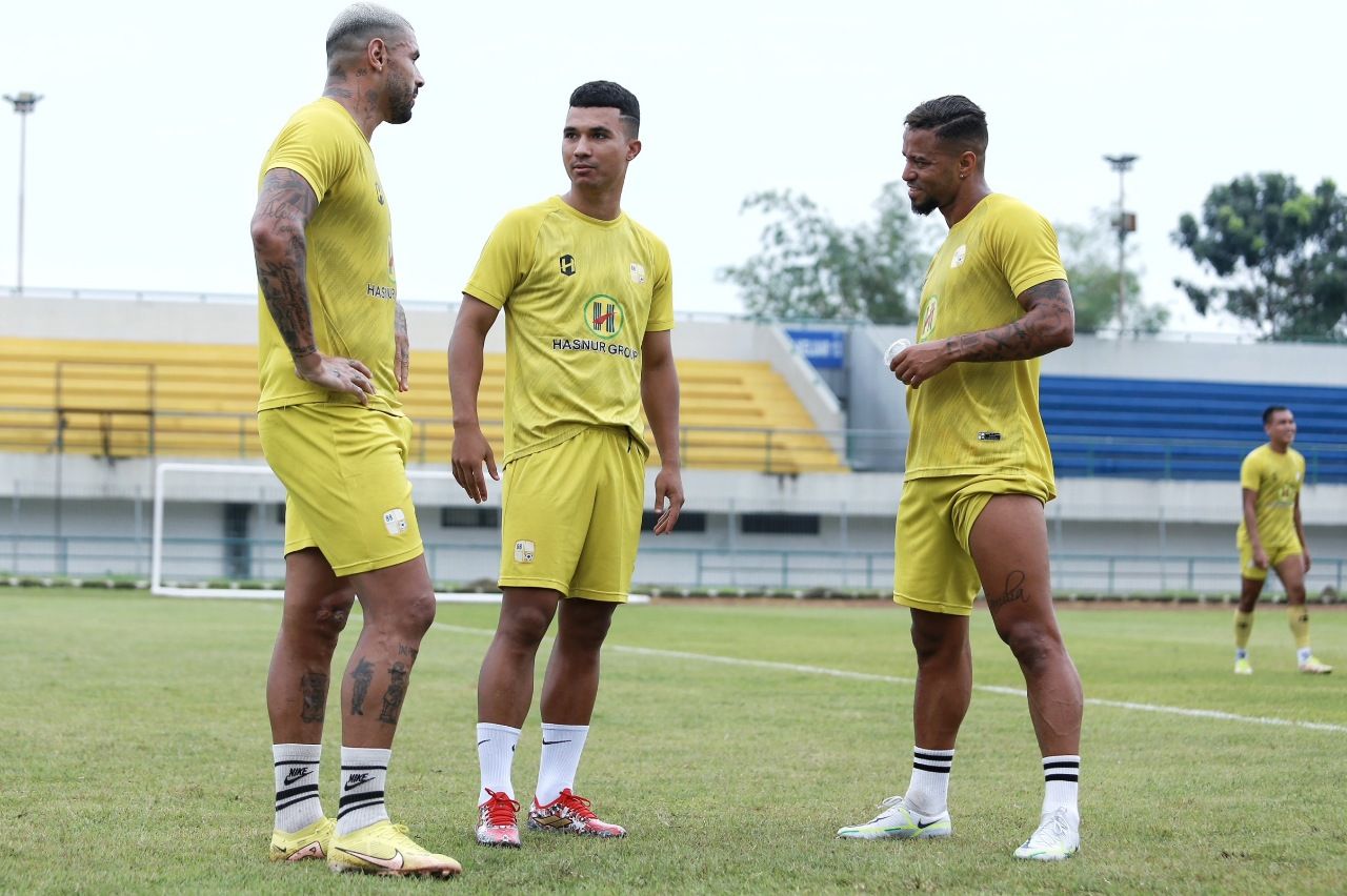 Gustavo Tocantins (tengah) saat sesi latihan Barito Putera. (Foto: Official Barito Putera)