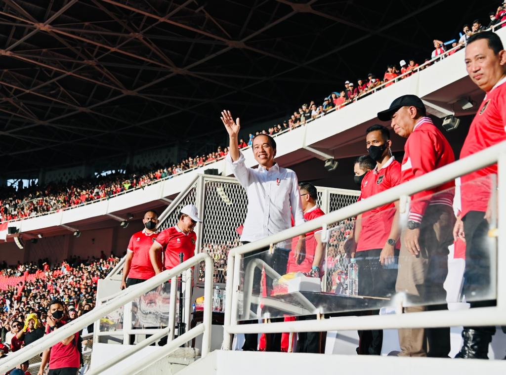 Jokowi menyaksikan laga semifinal leg pertama Piala AFF antara tim nasional sepak bola Indonesia dengan Vietnam di Stadion Utama GBK, Jakarta, pada Jumat (06/01/2023) sore. (Foto: BPMI Setpres/Laily Rachev)