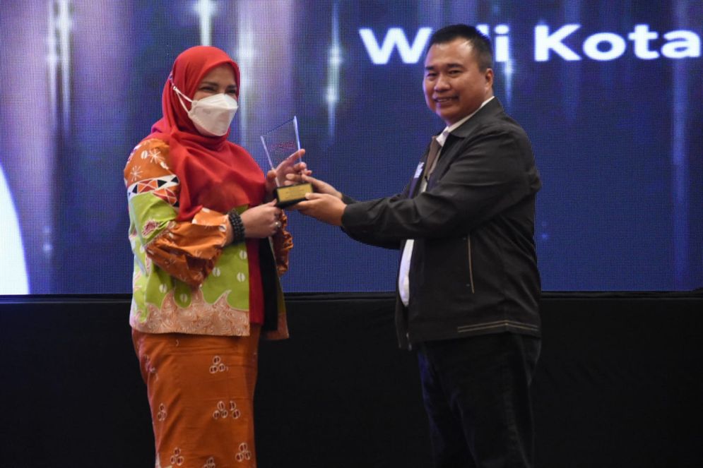 Wali Kota Bandar Lampung Eva Dwiana menerima penghargaan dari Serikat Media Siber Indonesia (SMSI) Provinsi Lampung atas kepedulian serta dukungan dan pembinaan terhadap usaha kecil menengah.