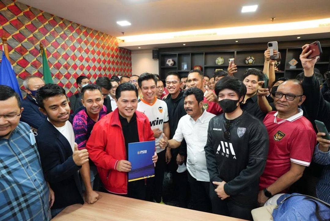 Menteri BUMN mendaftarkan diri sebagai calon Ketua Umum PSSI periode 2023-2027 di Kantor PSSI, Jakarta, Minggu (15/1/2023).