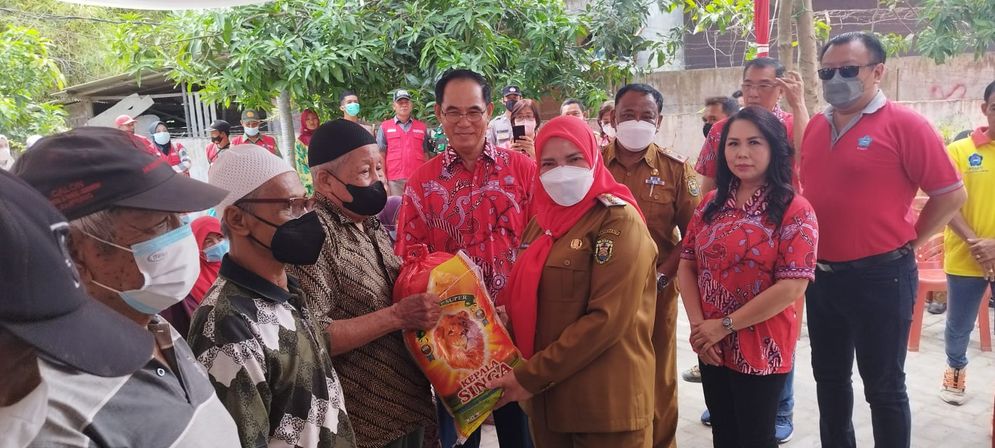 Wali Kota Bandar Lampung Eva Dwiana bersama Ketua PMSTI saat penyerahan bantuan sembako.
