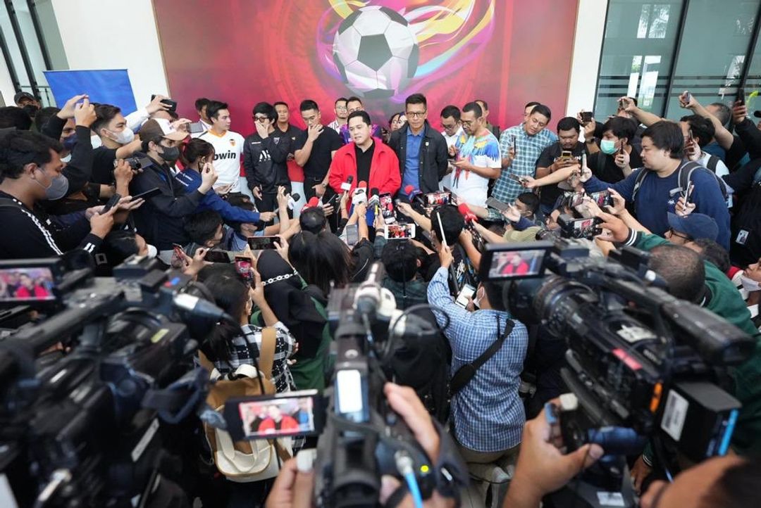 Erick Thohir memberikan keterangan pers usai mendaftarkan diri sebagai calon Ketua Umum PSSI periode 2023-2027 di Kantor PSSI, Jakarta, Minggu (15/1/2023). Menteri BUMN tersebut didampingi para pesohor muda seperti Raffi Ahmad, Atta Halilintar, Kaesang Pangarep dan Baim Wong. 