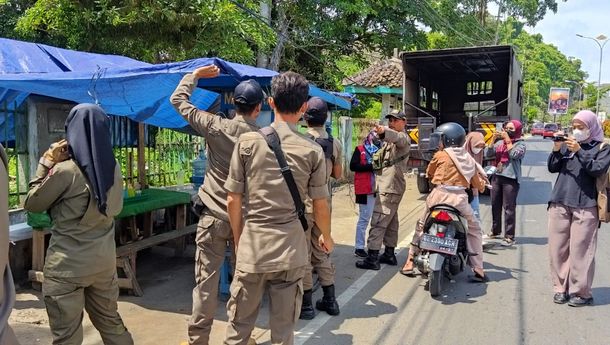 Satpol PP Bandar Lampung Tertibkan PKL di Jalan Yos Sudarso