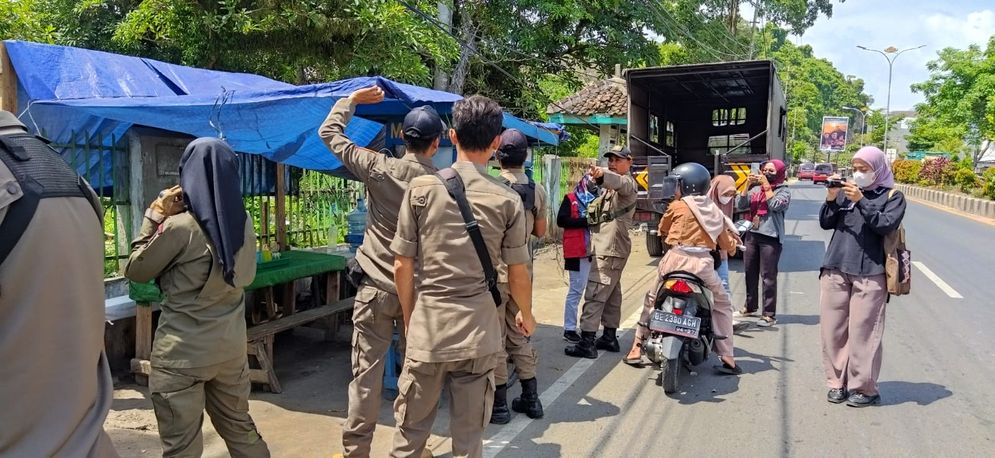 Satpol PP Kota Bandar Lampung menertibkan pedagang kaki lima yang berjualan diatas trotar sepanjang kawasan Jalan Yos Sudarso.