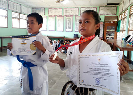 Lewat Karate, Dua Siswa SD Harumkan Bantul di Kancah Nasional
