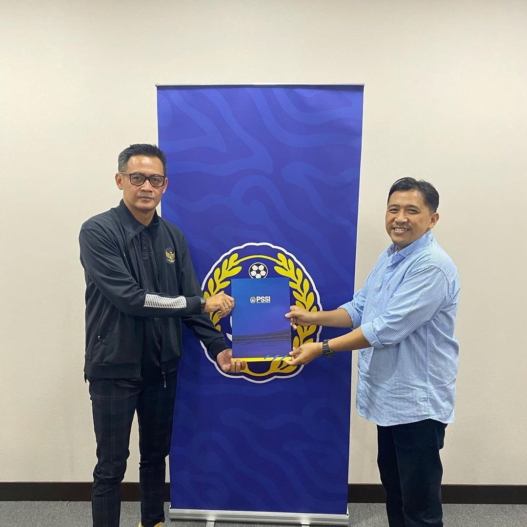 CEO Bandung Premier League, Doni Setiabudi (kiri) mendaftarkan diri sebagai calon ketua umum, wakil ketua umum dan Exco PSSI di Kantor PSSI, Jakarta, Senin 16 Januari 2023.