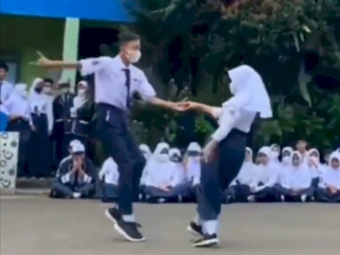 Sepasang pelajar SMPN 1 Ciawi sedang memperagakan sport dance saat pensi di halaman sekolah setempat, belum lama ini. 