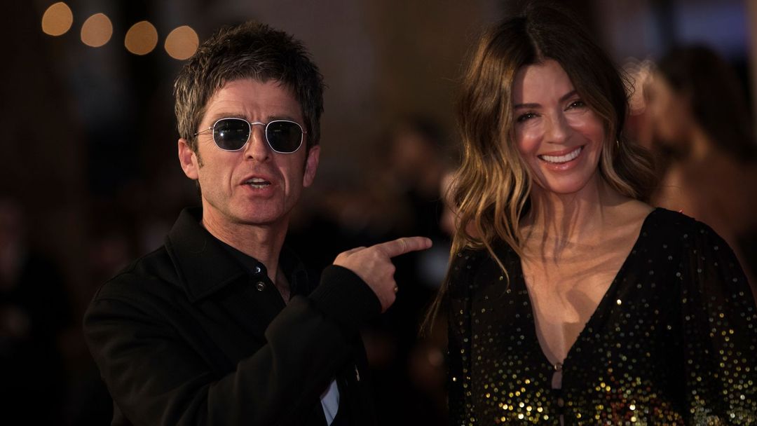 Noel Gallagher (kiri) dan Sara MacDonald