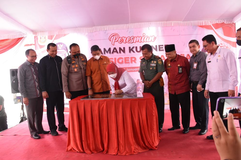 Pemerintah Kota (Pemkot) Bandar Lampung resmi merubah Terminal Angkutan Umum Sukaraja di Jalan Yos Sudarso Bandar Lampung menjadi Taman Kuliner UMKM Siger Sukaraja.