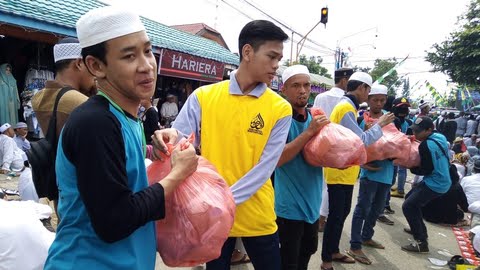 Pembagian nasi bungkus untuk para jemaah di Haul Guru Sekumpul 2019. Tahun ini haul juga digelar di kediaman gubernur. (Foto: Dok Istimewa)