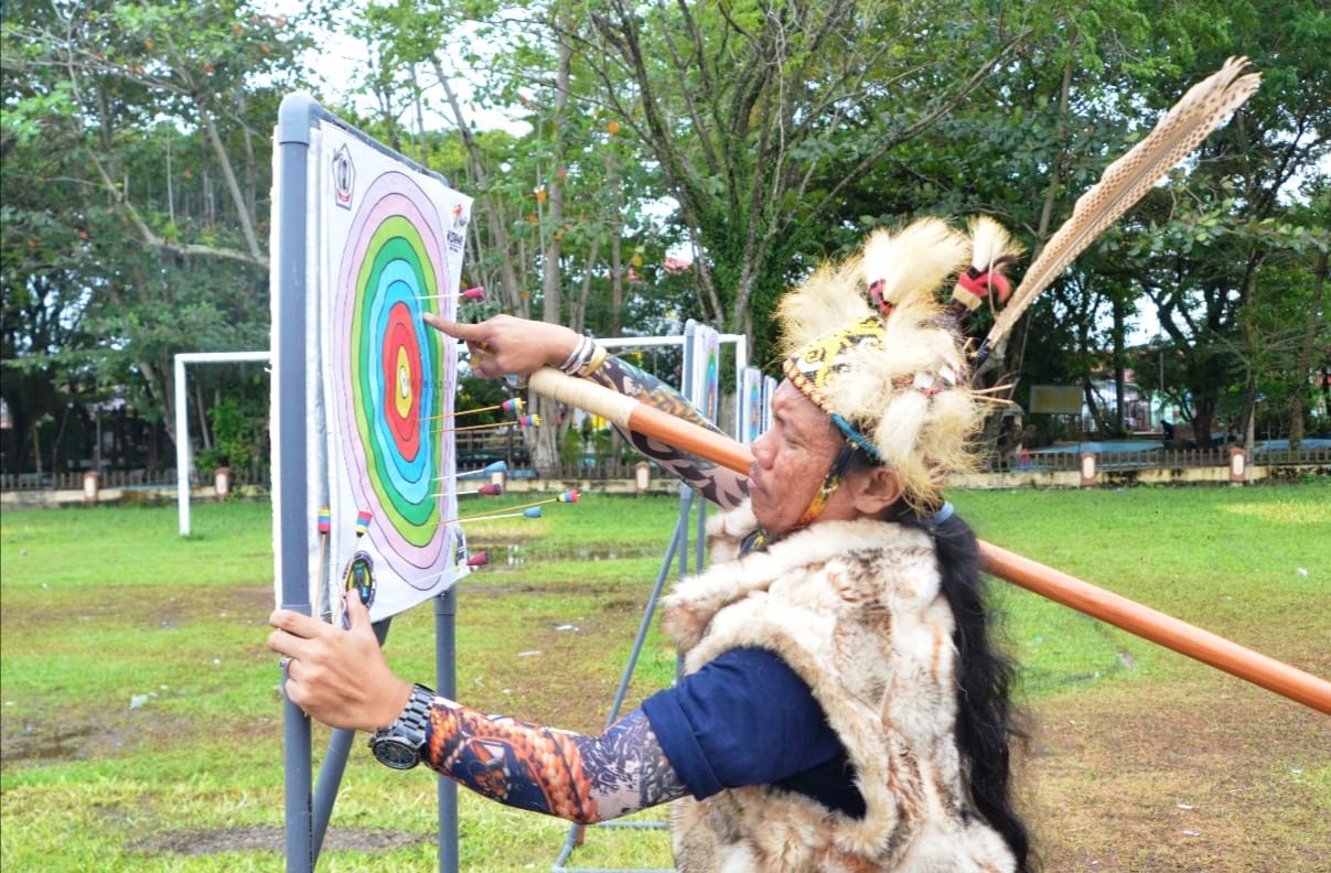 Sumpit turut dipertandingkan di acara lomba tradisional yang dihelat KORMI Batola (Foto : Diskominfo Batola)