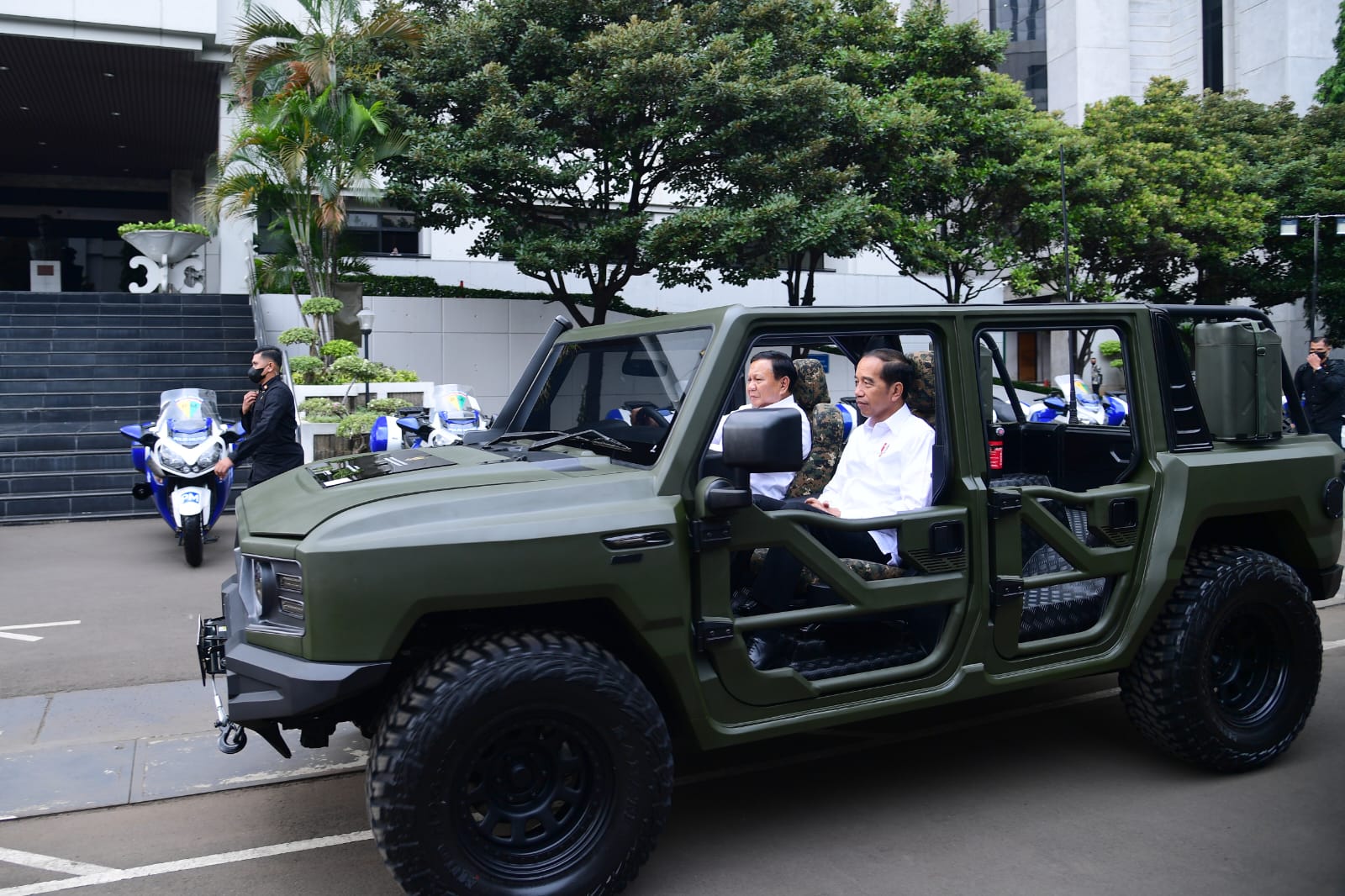Jokowi bersama Menteri Pertahanan Prabowo Subianto menjajal ‘’Si Maung’’ mobil produksi PT Pindad yang akan digunakan sebagai kendaraan operasional TNI. (Foto : Setkab)
