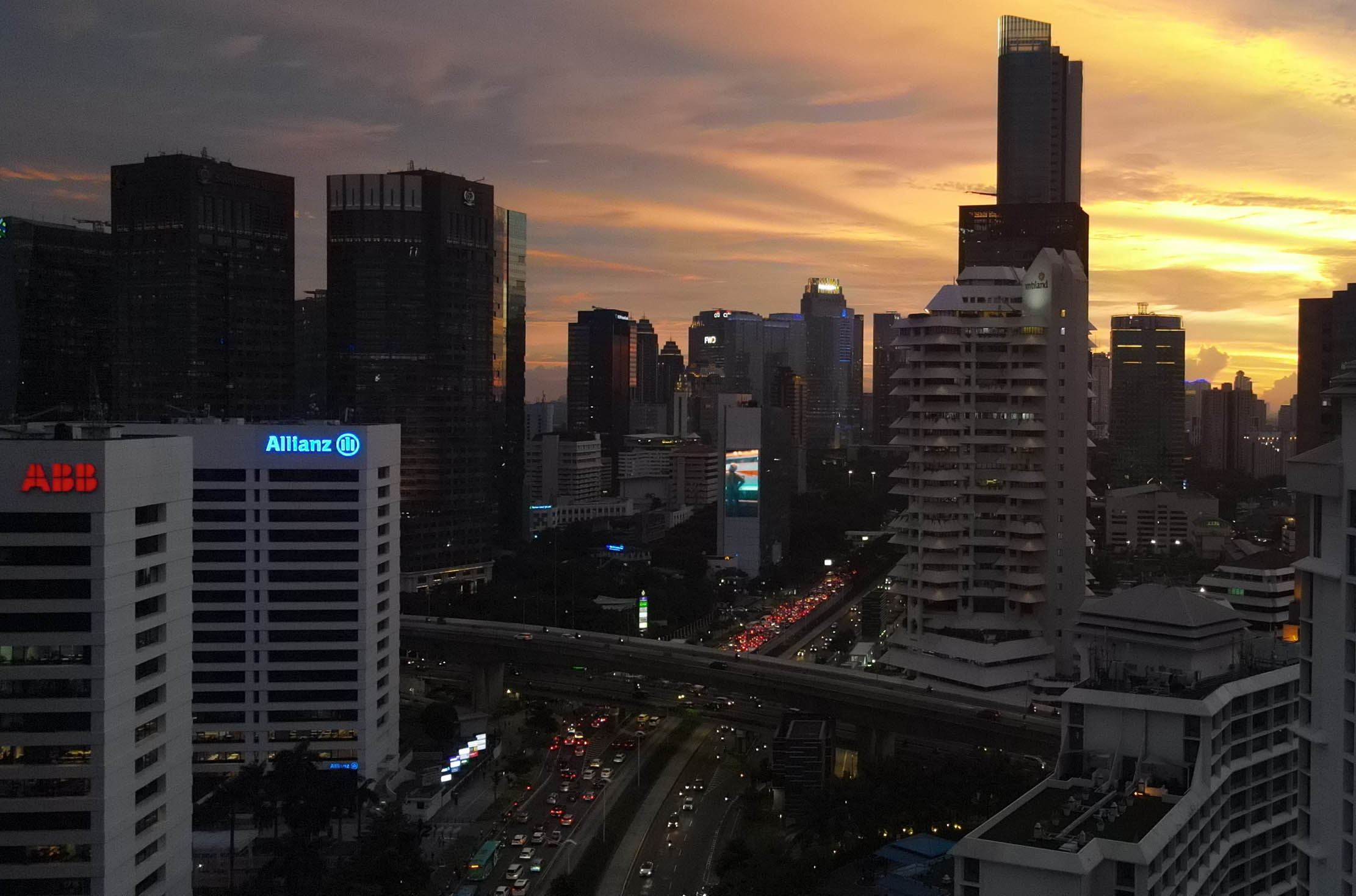 Nampak gedung-gedung perkantoran di kawasan Jalan Jenderal Sudirman. Jakarta berada di peringkat ke-89 kota terbaik di dunia 2023 atau 'World's Best Cities' 2023 menurut data Resonance Consultancy' yakni perusahaan konsultasi global untuk real estate, pariwisata dan pembangunan ekonomi. Foto : Panji Asmoro/TrenAsia