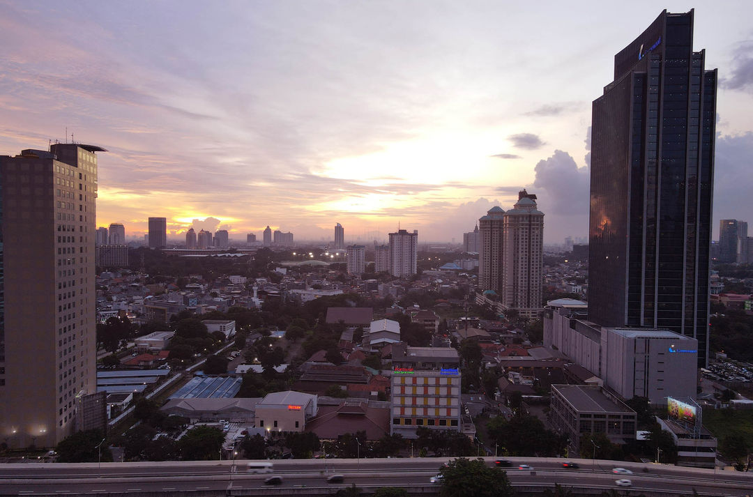 Nampak gedung-gedung perkantoran di kawasan Jalan Jenderal Sudirman. Jakarta berada di peringkat ke-89 kota terbaik di dunia 2023 atau 'World's Best Cities' 2023 menurut data Resonance Consultancy' yakni perusahaan konsultasi global untuk real estate, pariwisata dan pembangunan ekonomi. Foto : Panji Asmoro/TrenAsia