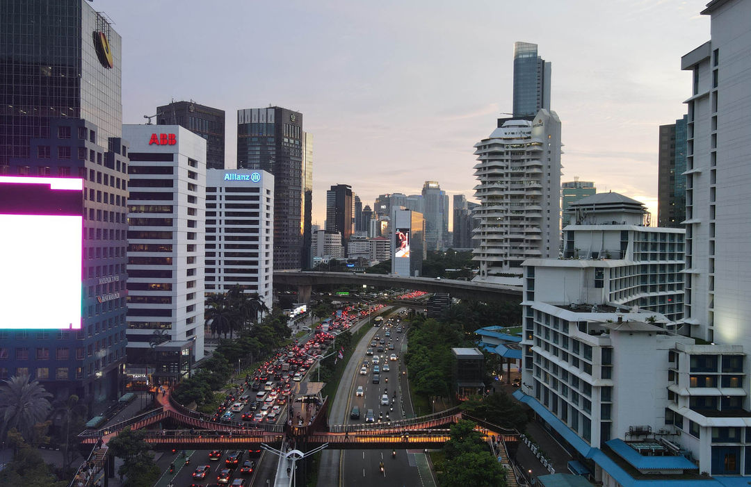 Nampak gedung-gedung perkantoran di kawasan Jalan Jenderal Sudirman. Jakarta berada di peringkat ke-89 kota terbaik di dunia 2023 atau 'World's Best Cities' 2023 menurut data Resonance Consultancy' yakni perusahaan konsultasi global untuk real estate, pariwisata dan pembangunan ekonomi. Foto : Panji Asmoro/TrenAsia