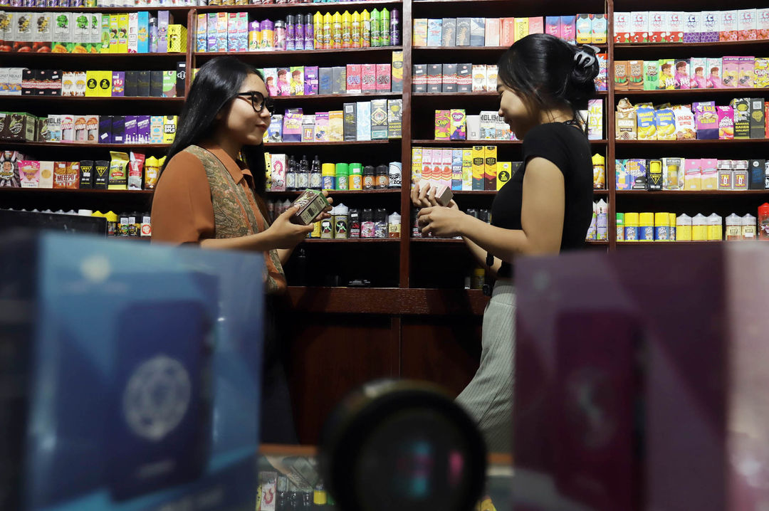 Nampak aktifitas para pengguna rokok elektrik di sebuah toko vape di kawasan Depok Jawa Barat, Kamis 19 Januari 2023. Foto : Panji Asmoro/TrenAsia