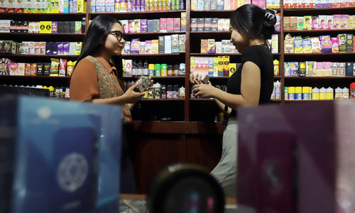 Nampak aktifitas para pengguna rokok elektrik di sebuah toko vape di kawasan Depok Jawa Barat, Kamis 19 Januari 2023. Foto : Panji Asmoro/TrenAsia