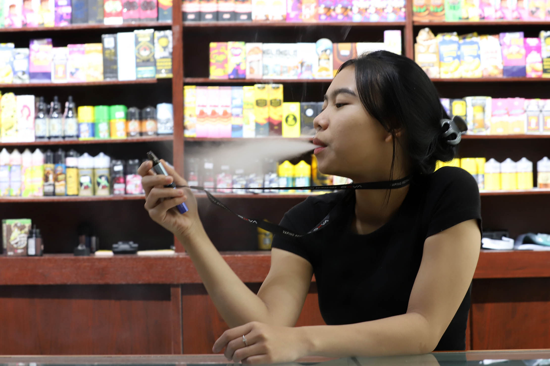 Nampak aktifitas para pengguna rokok elektrik di sebuah toko vape di kawasan Depok Jawa Barat, Kamis 19 Januari 2023. Foto : Panji Asmoro/TrenAsia