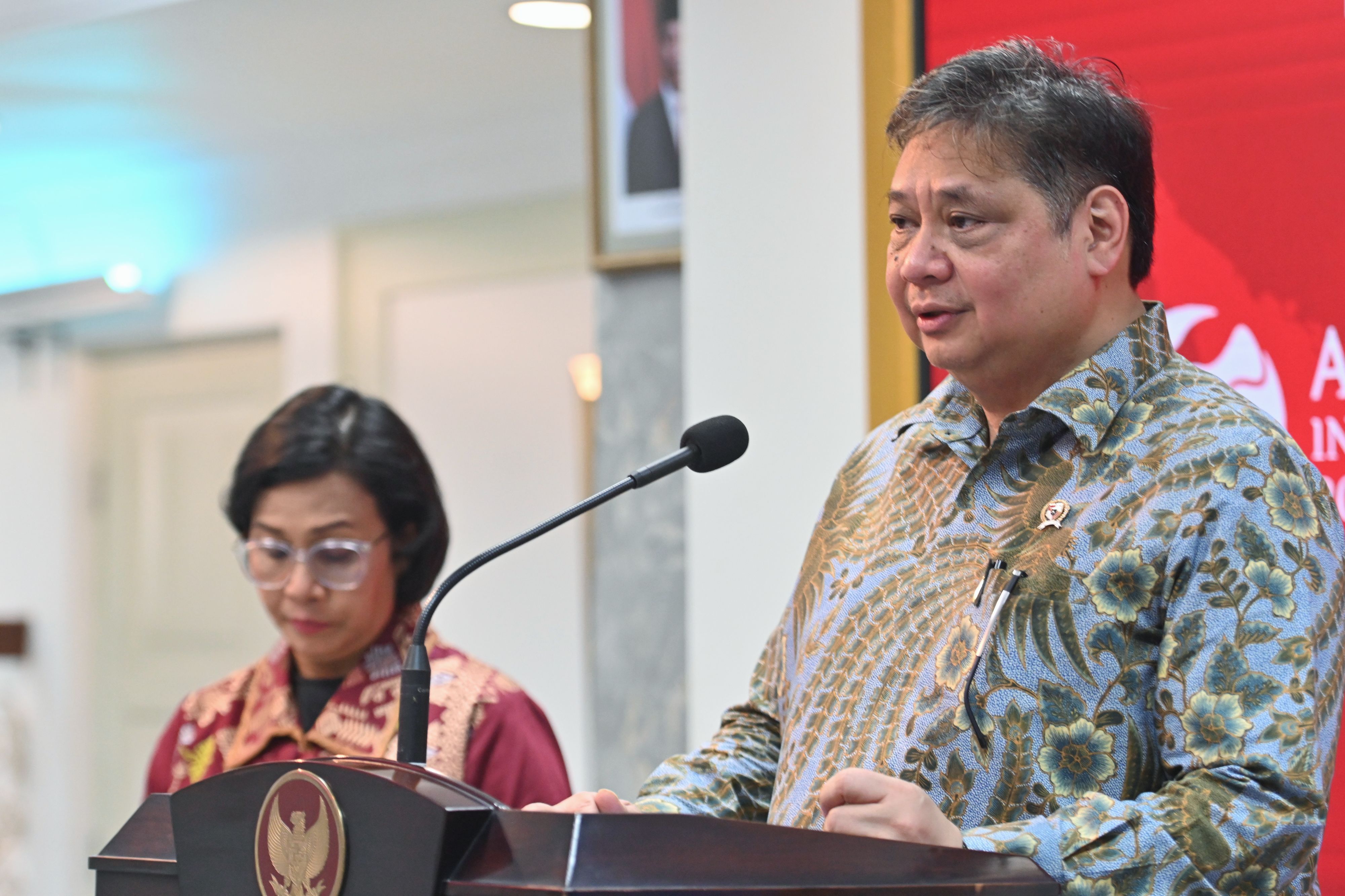 Menko Perekonomian AIrlangga Hartarto dan Menkeu Sri Mulyani memberikan keterangan pers, di Kantor Presiden. (Foto : Setkab)