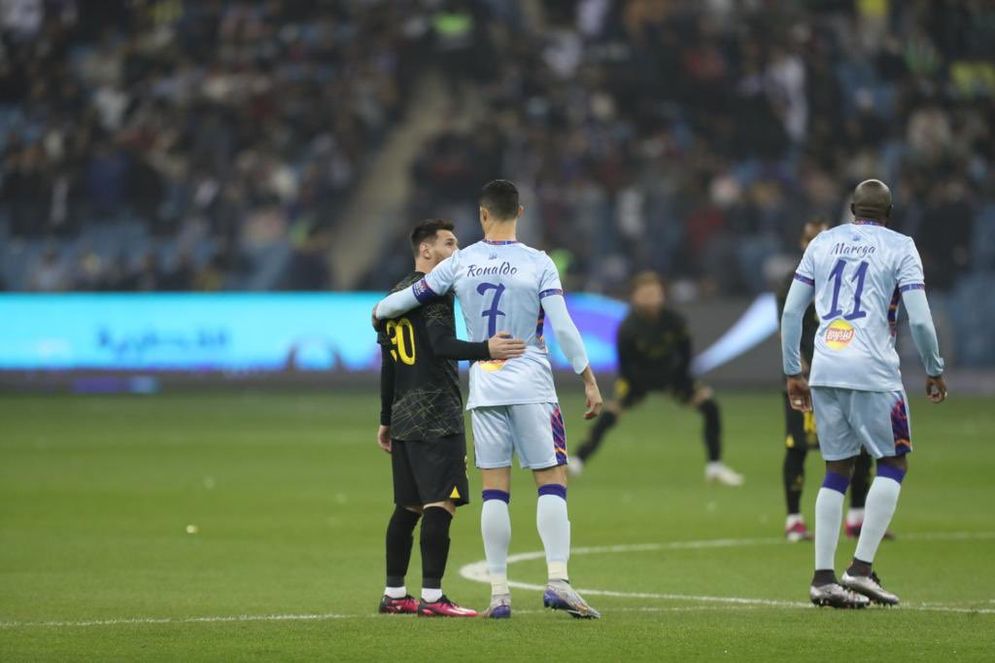 Cristiano Ronaldo (kanan) dan Lionel Messi berangkulan jelang laga ekshibisi antara Paris Saint-Germain melawan Riyadh All Star di Stadion King Fadh, Jumat 20 Januari 2023 dini hari.