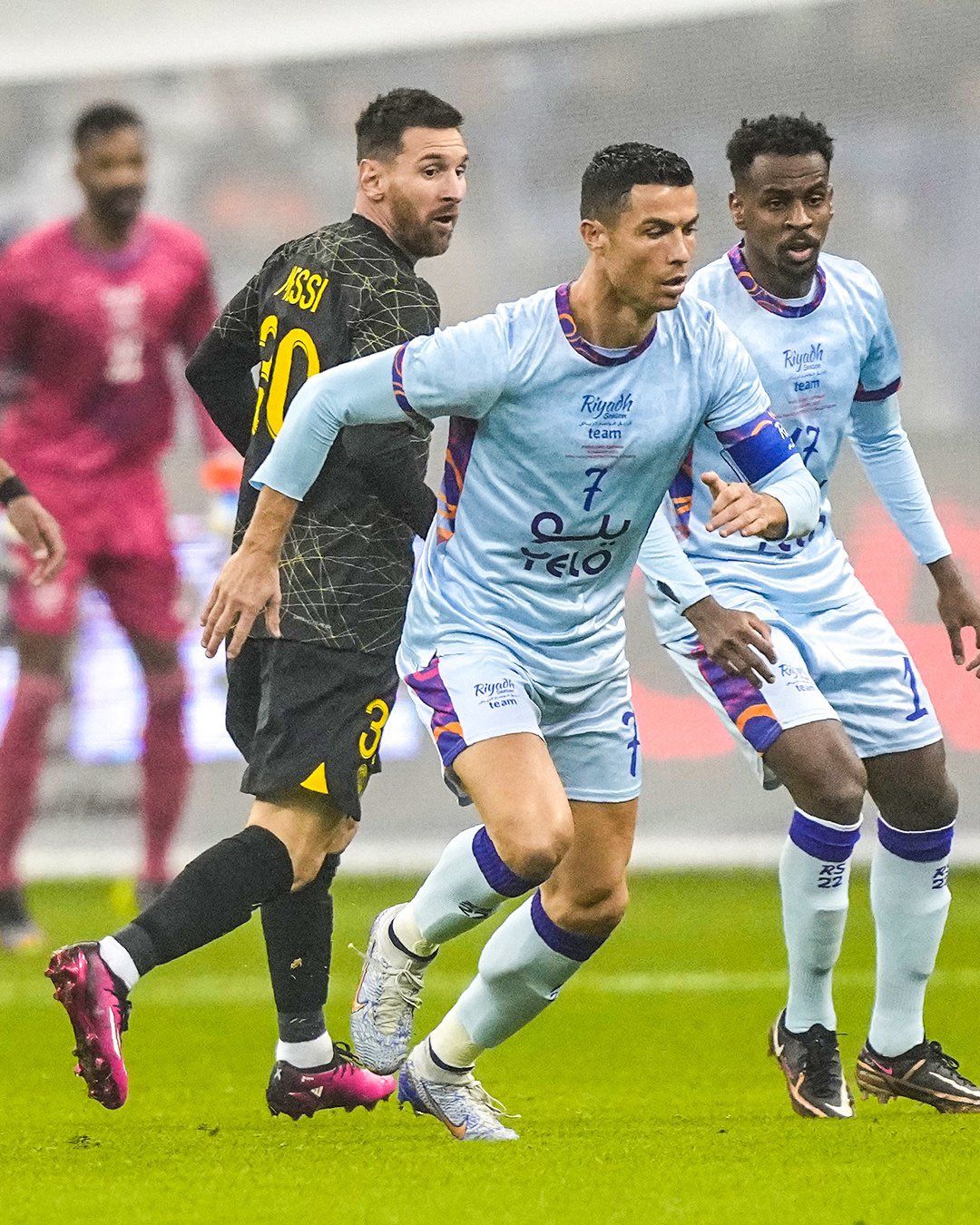 Cristiano Ronaldo (tengah) dibayangi Lionel Messi (kiri) dalam laga ekshibisi di Stadion King Fahd, Riyadh, Arab Saudi,  Jumat 20 Januari 2023 dini hari WIB. 