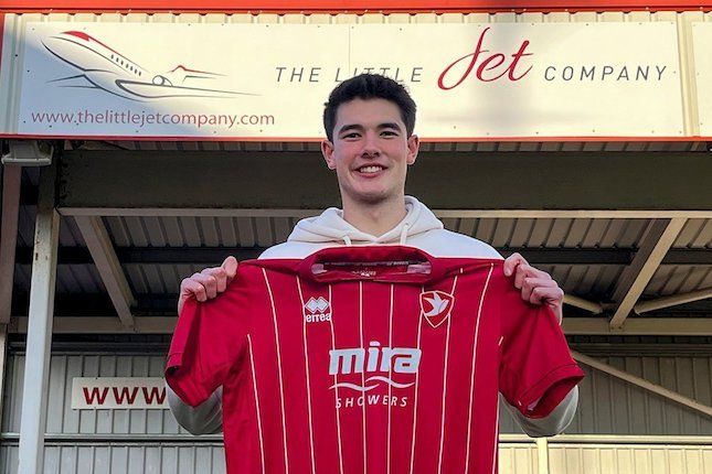 Elkan Baggott resmi berseragam Cheltenham Town. 