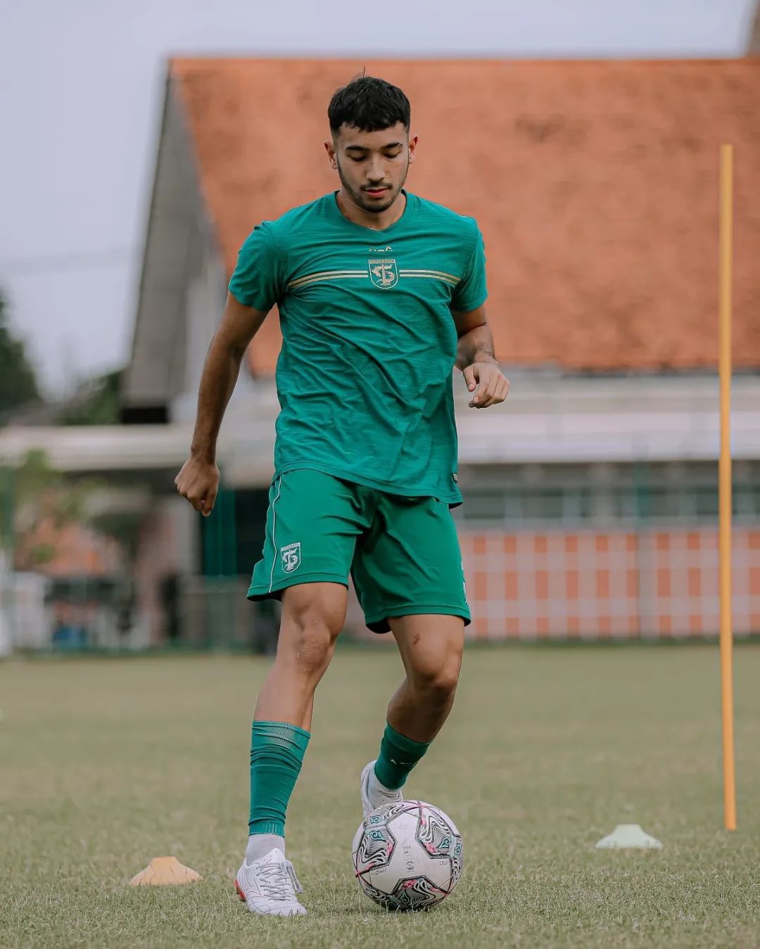 George Brown membela Persebaya saat melawan Persita Tangerang