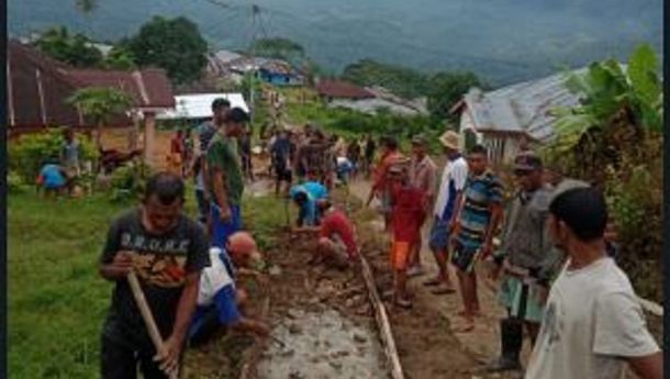 Agustinus Sarifin Sumbang Material Pembanguan Rabat Jalan di Ndoso