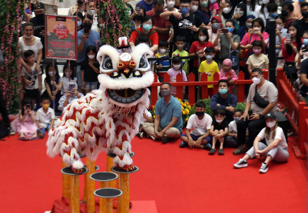 Pengunjung tengah menikmati atraksi yang ditampilkan sebuah kelompok barongsai tonggak di Lippo Mal Puri dalam rangka memeriahkan tradisi Imlek atau Lunar New Year, Sabtu 21 Januari 2023. Foto : Panji Asmoro/TrenAsia