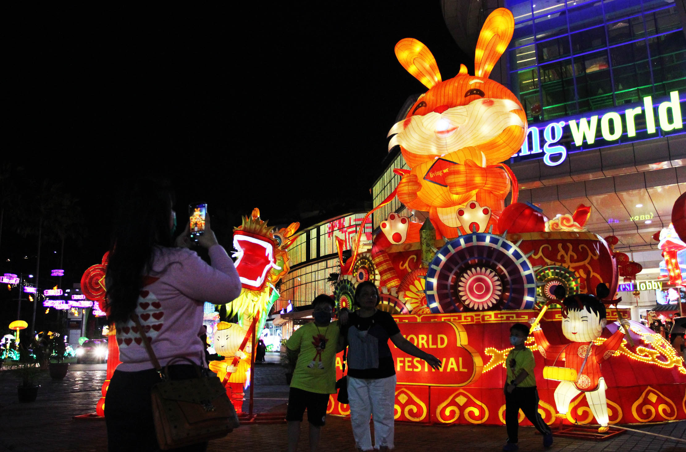 Pengunjung tengah menikmati deretan lampion dengan berbagai macam ukuran dan bentuk menarik dalam Festival Lampion yang berlangsung di Mal Living World Tangerang, Sabtu 21 Januari 2023. Foto : Panji Asmoro/TrenAsia
