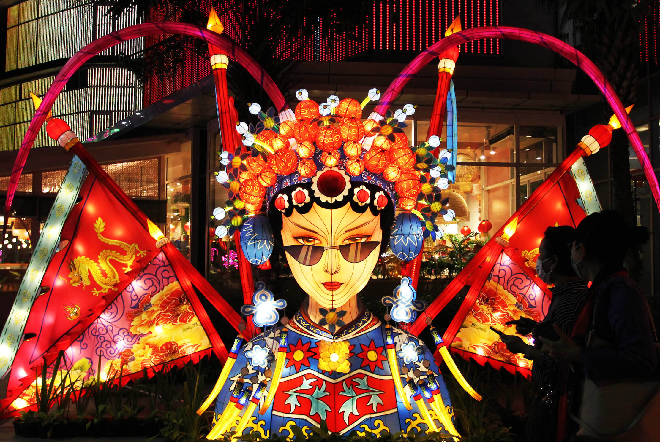 Pengunjung tengah menikmati deretan lampion dengan berbagai macam ukuran dan bentuk menarik dalam Festival Lampion yang berlangsung di Mal Living World Tangerang, Sabtu 21 Januari 2023. Foto : Panji Asmoro/TrenAsia