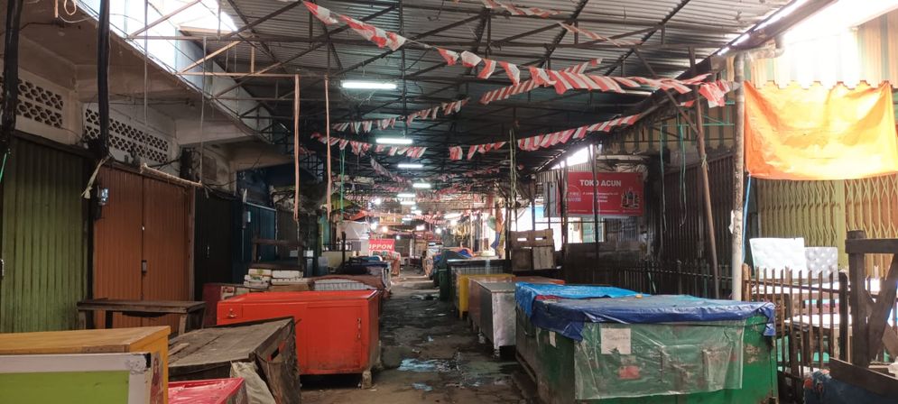 Pasar Temenggung atau Pasar Buah di Kota Palembang salah satu pasar tradisional teramai di Kota Palembang, tetapi saat Tahun Baru Imlek setop beroperasi.